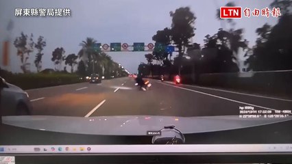 高屏大橋機車突90度轉彎 小休旅撞上掉落橋下引道2傷（屏東縣警局提供）