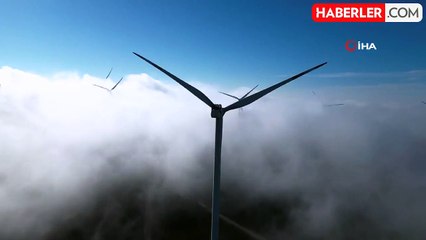 İstanbul'da Rüzgar Gülleri ve Sisle Masalsı Manzaralar