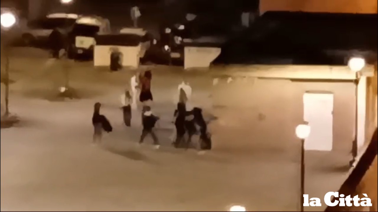 Maxi-rissa in piazza a Eboli: scatta l’inchiesta