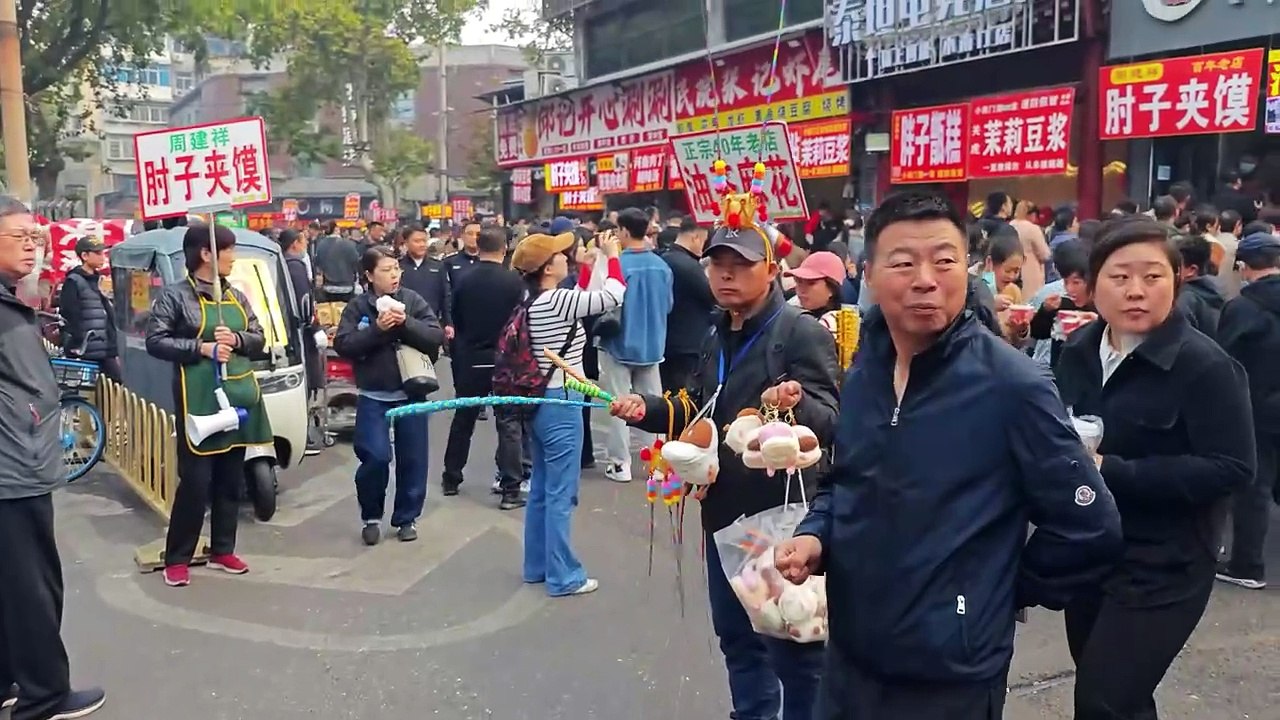 中國西安大早市_古城墻下人山人海_大肘子肉夾饃香味四溢_油茶麻花熱乎暖肚_大油條灌雞蛋真滿足_胡辣湯油炸菜盒