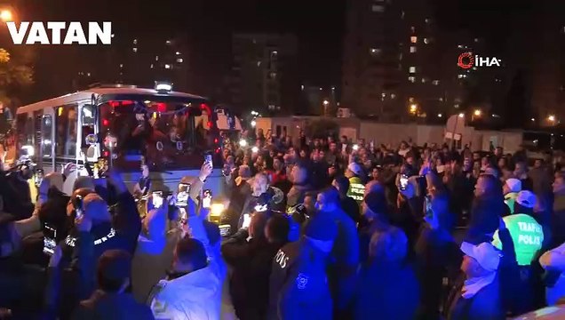 Hayatını kaybeden usta sanatçı Ferdi Tayfur'u sevenleri gözyaşları ve şarkılarıyla uğurladı