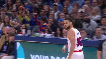 Warriors thump 76ers as Curry makes history