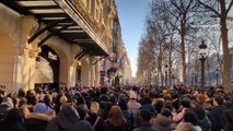 Paris : l'impressionnante cohue devant la Fnac des Champs-Élysées pour sa braderie avant fermeture