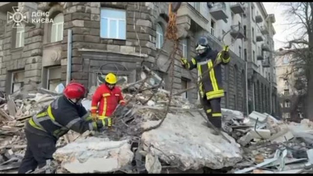 Ucraina, le immagini dopo l'attacco russo su Kiev: almeno due morti