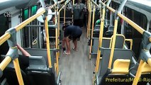 Bandidos armados agridem passageiros e fazem arrastão em BRT