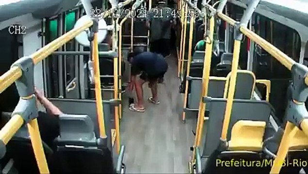 Bandidos armados agridem passageiros e fazem arrastão em BRT