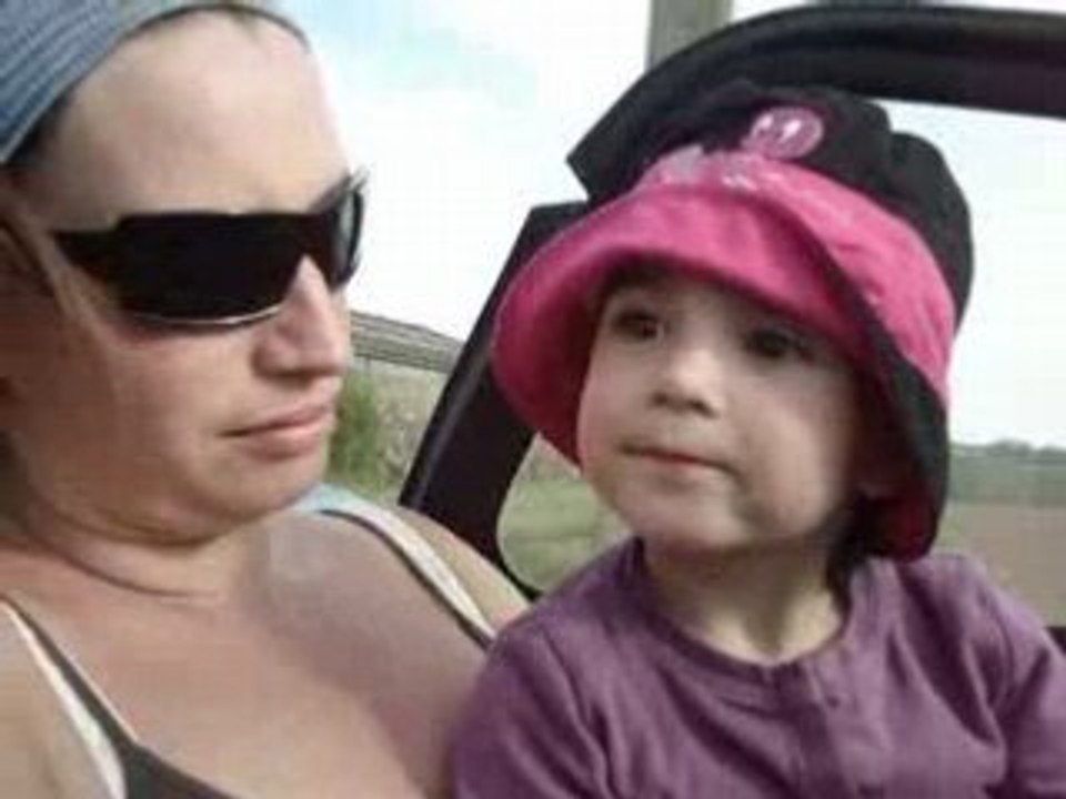 Camille et maman font un tour en Caterham