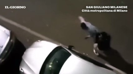 San Giuliano, sfasciano decine di auto parcheggiate su tre strade:?un monopattino usato come mazza