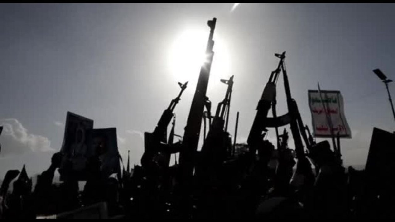 Migliaia di Houthi in piazza per Gaza: "Morte a Israele"