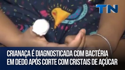 Crianaça é diagnosticada com bactéria em dedo após corte com cristais de açúcar