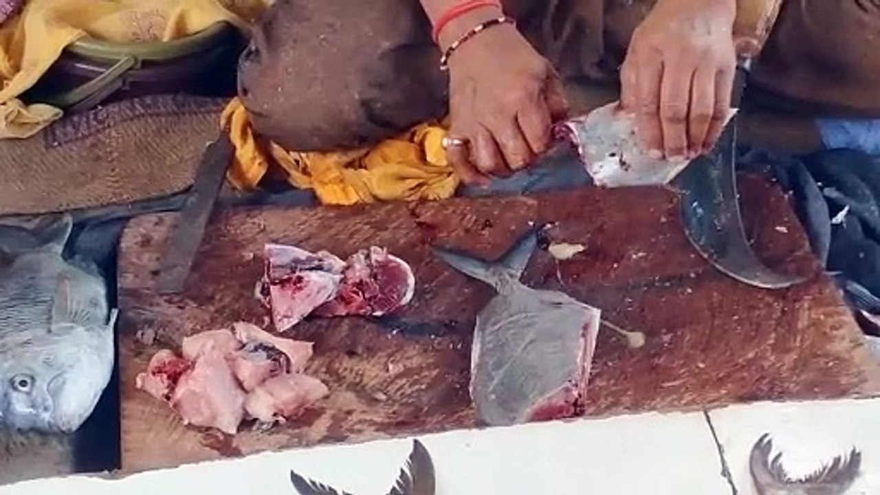 Expert Tips for Cleaning and Cutting Black Pomfret Fish at the Fish Market