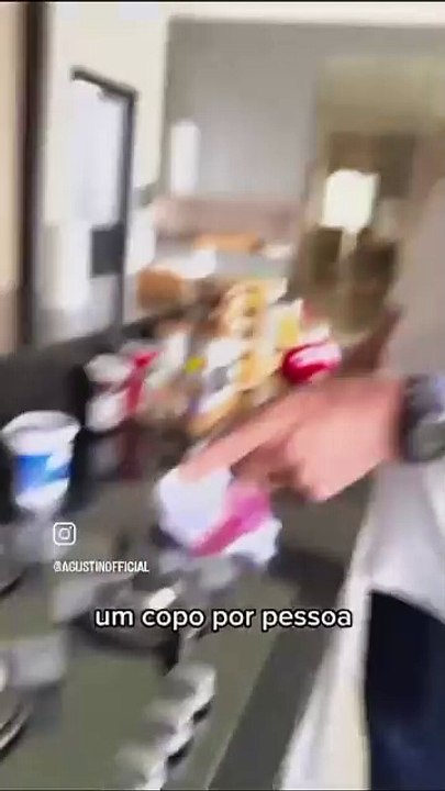 Jair Bolsonaro ensina a fazer café coado e dispara: “Tomou, apaixonou”
