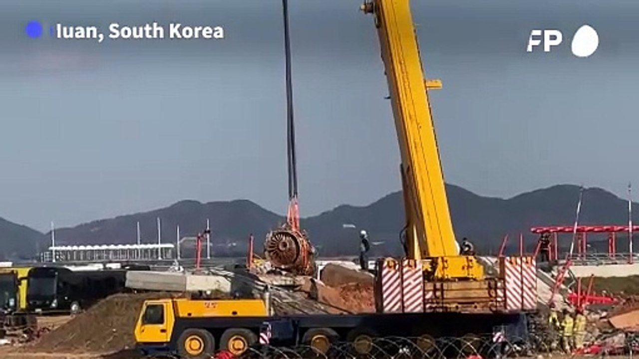 South Korean investigators begin lifting wreckage from Jeju Air crash