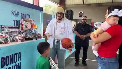 ¡Bad Bunny entrega regalos en su barrio Vega Baja!