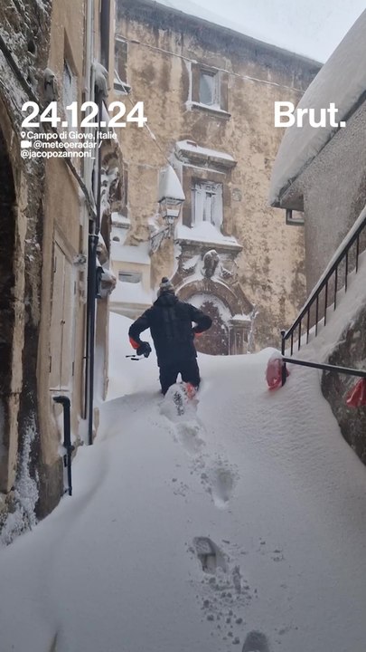 Le village italien de Campo di Giove  sous la neige après des chutes de neige intense