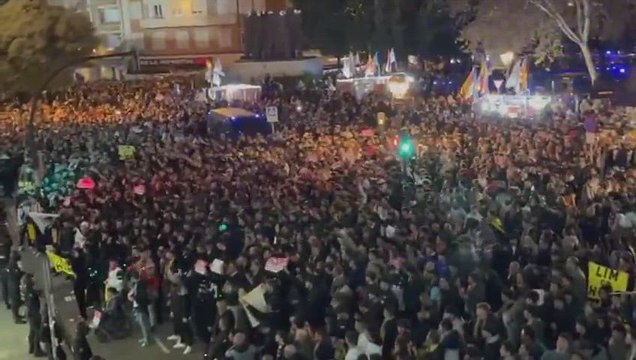 8.000 aficionados del Valencia protestan contra Peter Lim fuera de Mestalla