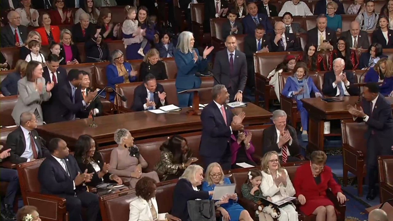 Thunderous Applause as Hakeem Jeffries and Mike Johnson cast bold votes for themselves in Speaker clash