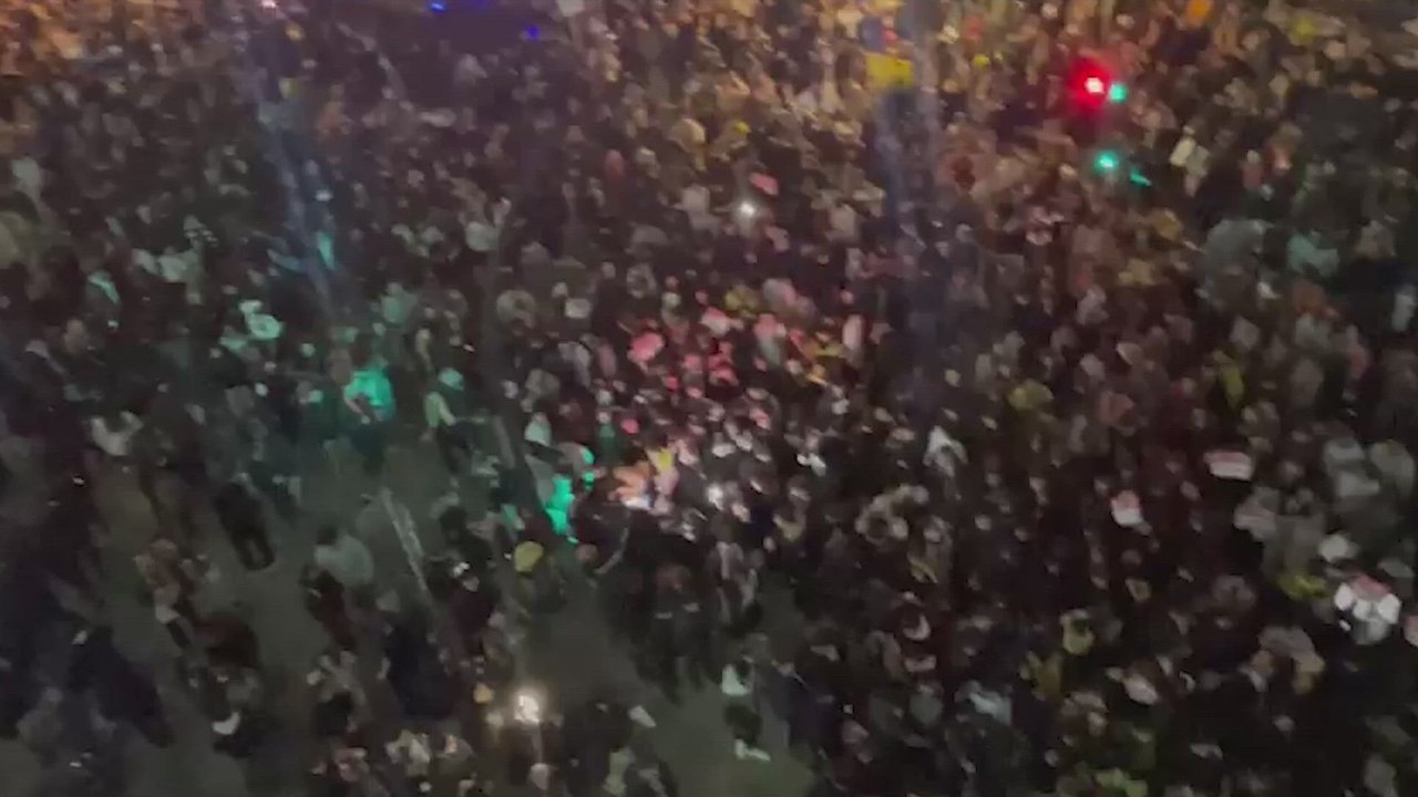 Protestas y cargas policiales en los alrededores de Mestalla