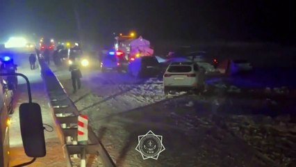 Engavetamento com quase 100 veículos em tempestade de neve no Cazaquistão