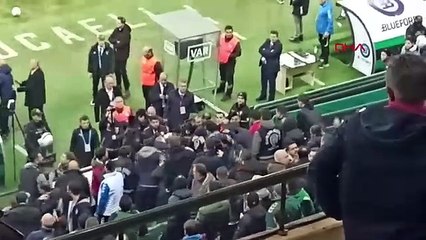Kocaelispor-Iğdır FK maçında Iğdır taraftarları koltukları parçaladı, 1 polis yaralandı (VİDEO EKLENDİ)