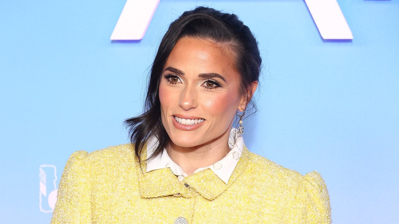 GALA VIDEO - Capucine Anav traumatisée par son cambriolage : “Un vigile surveille notre entrée la nuit”