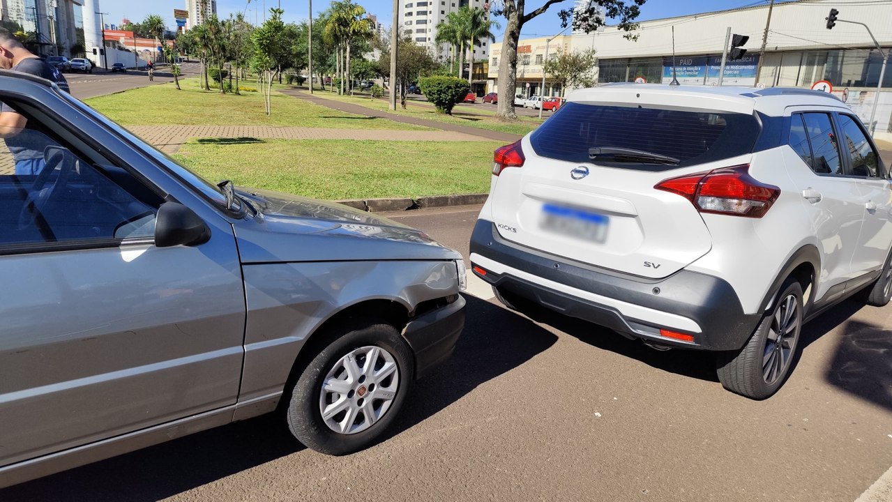Fiat Uno bate na traseira de Kicks na Rua Maranhão em Cascavel