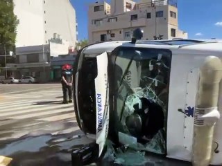 Chocó y volcó una ambulancia en Coghlan