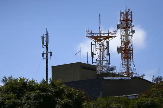 Engenheiro explica sobre instalação desenfreada de antenas de celular nas cidades