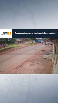 Adolescentes de bicicleta são atropelados por carro desgovernado