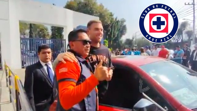Rotondi atiende a la afición de Cruz Azul en medio de su posible salida de la Máquina