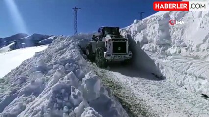 Yüksekova'da 3 Metrelik Karla Mücadele