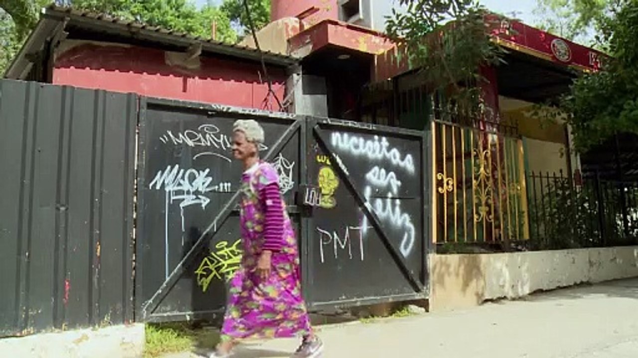 “Necesitas ser feliz”, un grafiti que resuena en los muros de La Habana