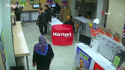 Eşinin oyun oynadığı mekanı basıp zarar verdi, zorla eve götürdü!