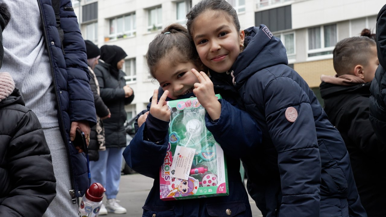 « Ça n'a pas de prix » : en hommage à sa tante décédée, Inès offre plus de 300 cadeaux à des enfants d'Île-de-France