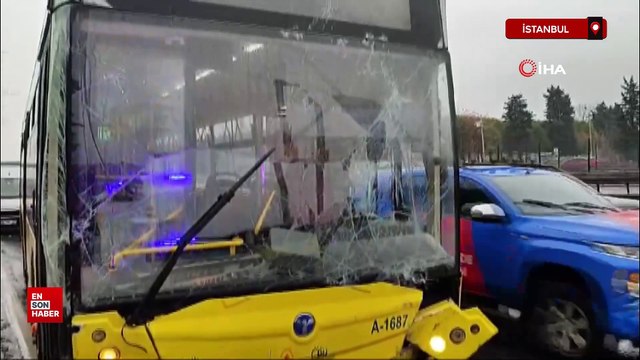 İstanbul'da İETT otobüsü kayganlaşan yolda kontrolden çıktı