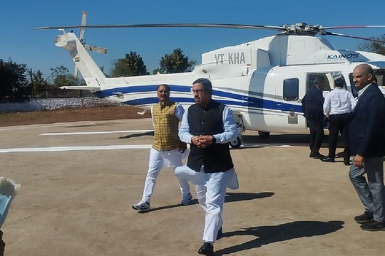 केंद्रीय मंत्री प्रहलाद जोशी पहुंचे खंडवा, ओंकारेश्वर मंदिर में की पूजा अर्चना