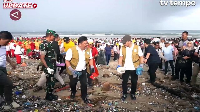 Aksi Bersih-bersih Sampah Empat Menteri di Pantai Kuta