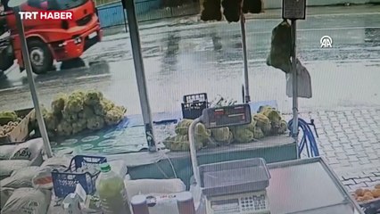 İzmir'de kayan tır iş yerini teğet geçti