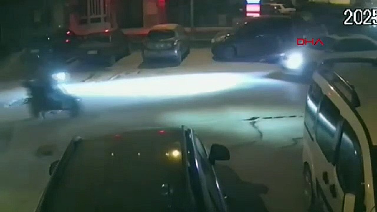 Bıçakladığı arkadaşına önce yardım etti, sonra kaçtı; o anlar kamerada