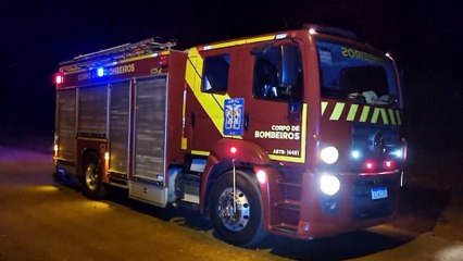 Bombeiros combatem incêndio em canteiro da marginal da BR-369