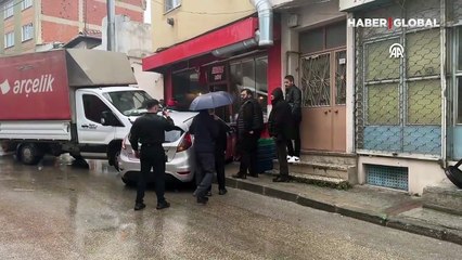 Dur ihtarına uymayan ehliyetsiz sürücü ancak çarparak durabildi