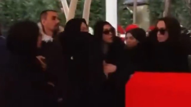 Tuğçe Tayfur babası Ferdi Tayfur'un tabutu başında yeğeniyle kavga etti