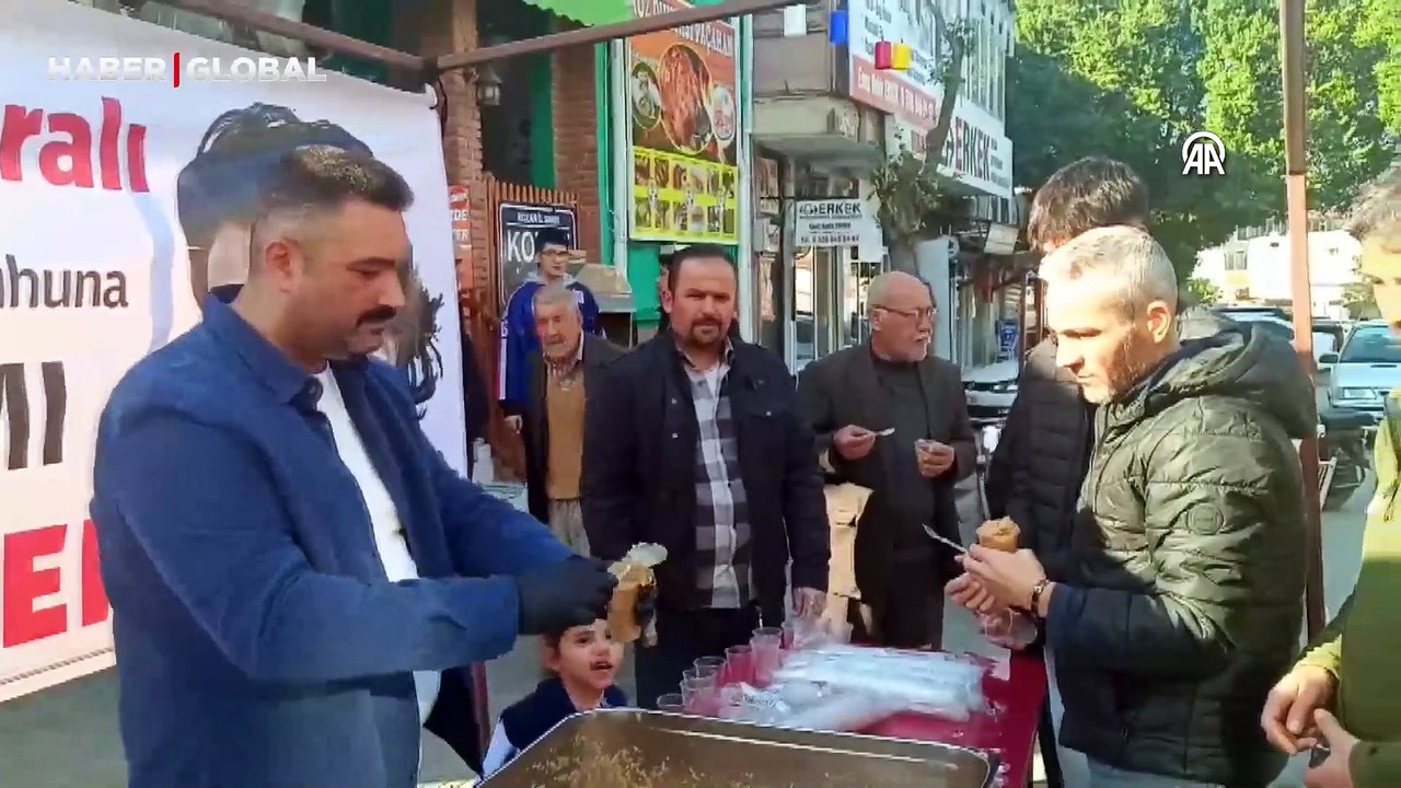 Vefat eden Ferdi Tayfur için helva dağıttı: "7'den 70'e herkes onu seviyor"
