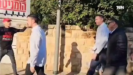 عدد من أهالي المحتجزين يعترضون عضو الكنيست ورئيس لجنة الشؤون الخارجية والأمن يولي إدلشتاين