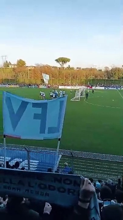 Lazio, termina l'allenamento a porte aperte: la squadra saluta i tifosi