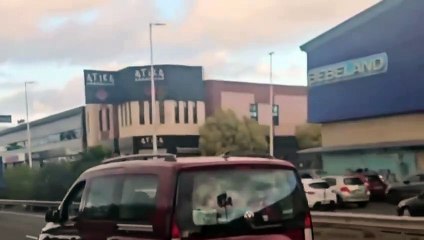 Hombre lleva a su hija pequeña al volante en medio de la autopista GC-1