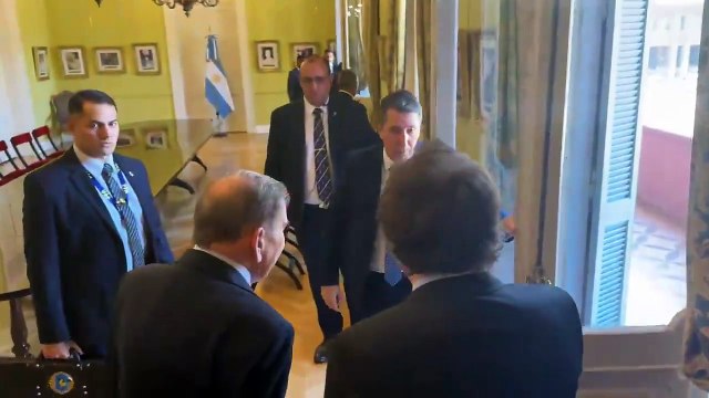 Edmundo González y Javier Milei saludan desde el balcón de Casa Rosada