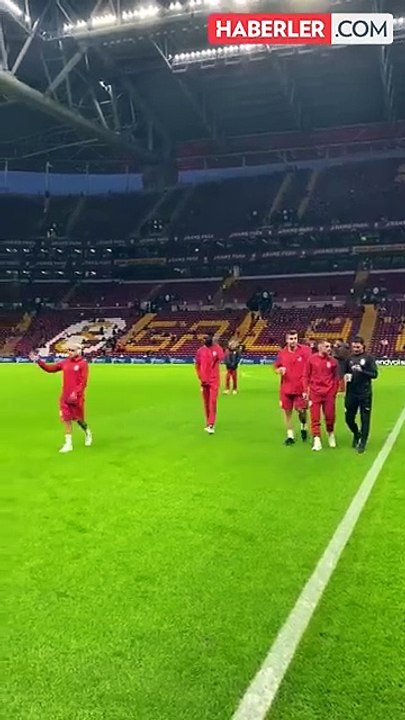 Galatasaraylı taraftarlardan Göztepe maçında Fenerbahçelileri çıldırtacak Ali Koç pankartı