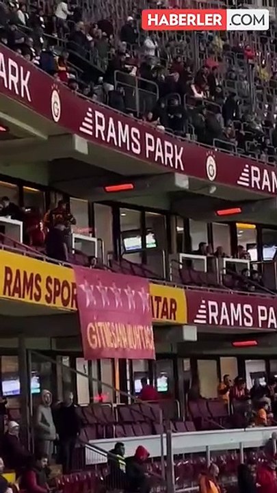 Galatasaraylı taraftarlardan Göztepe maçında Fenerbahçelileri çıldırtacak Ali Koç pankartı