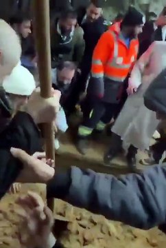 MHP lideri Devlet Bahçeli, Ferdi Tayfur'un mezarına toprak attı